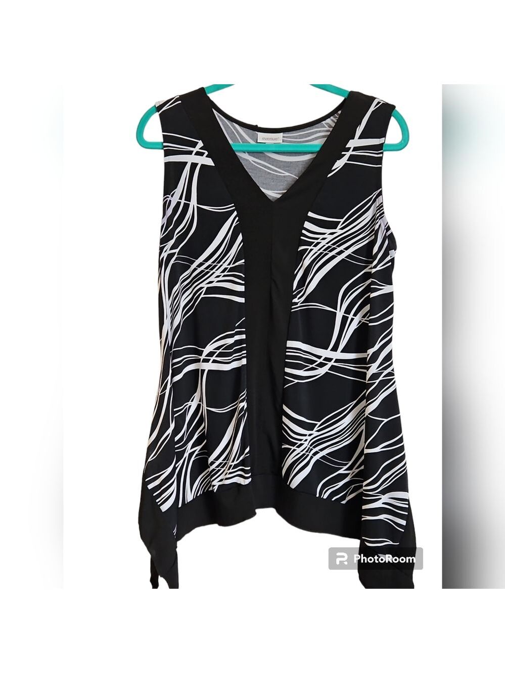 Avenue Monochrome Wave Pattern Tank Top